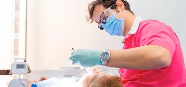 Dentista implantólogo