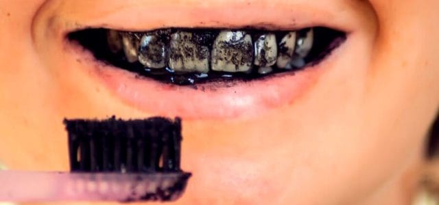 Pasta de dientes de carbón activado