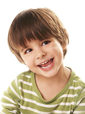 Niño con huecos entre los dientes