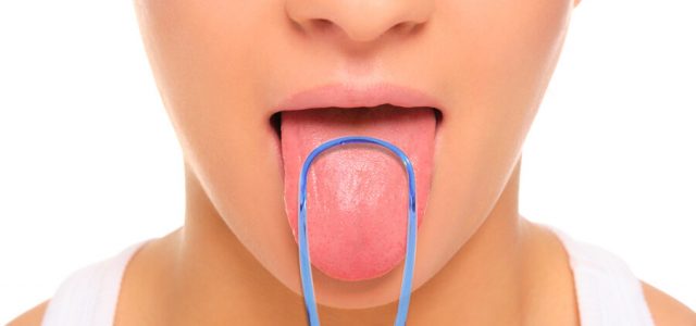 El limpiador mejora la higiene de la lengua