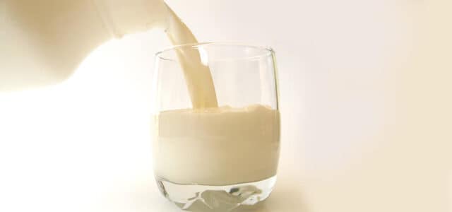 Vaso de leche con diente